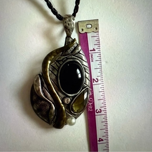 Elegant Silver gold and Black Pendant Necklace - Picture 5 of 6